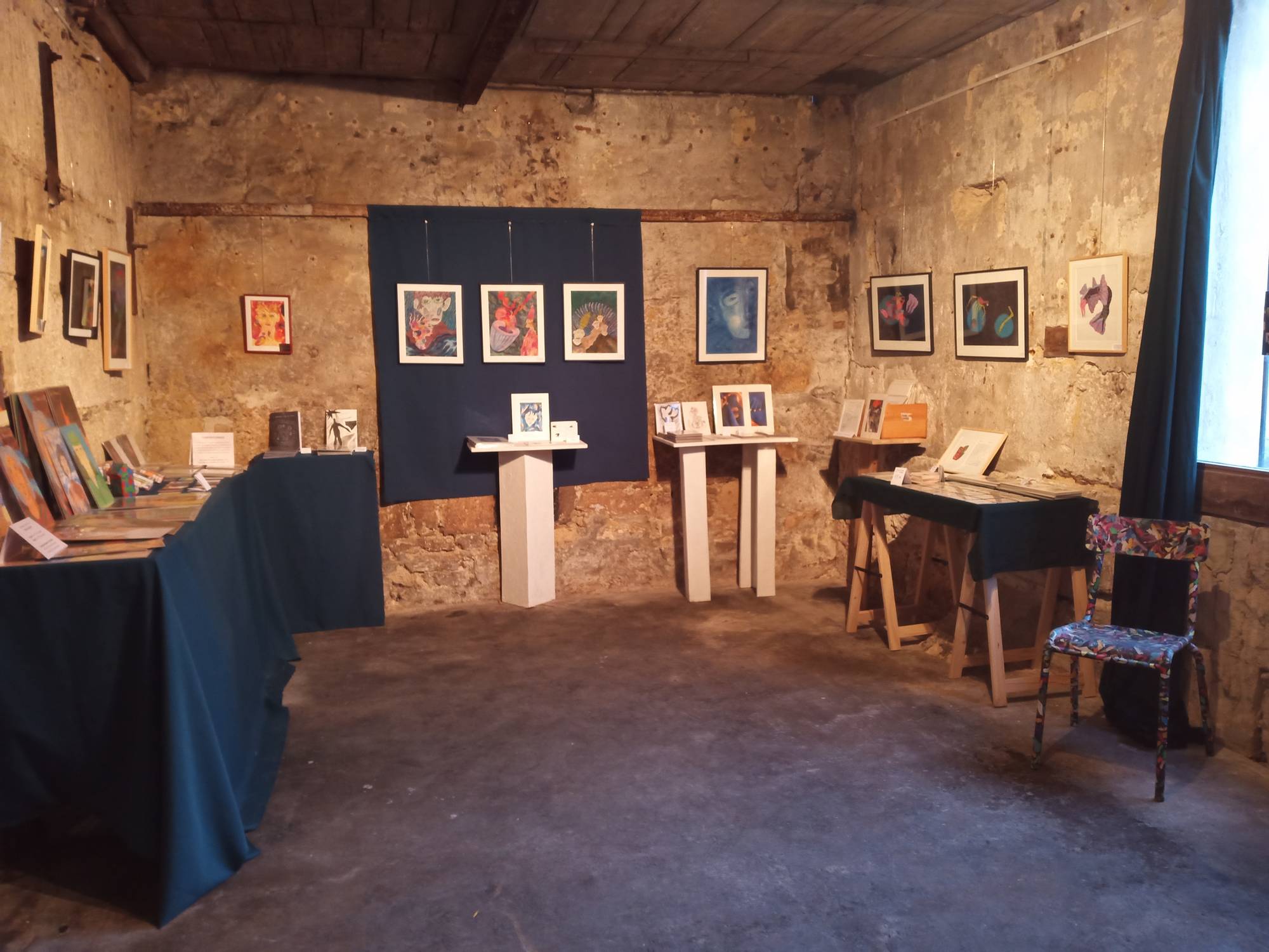 Vue de l'espace d'exposition des tableaux et éditions artistiques de la Maison d'Art Pluralium à Villers-Cotterêts (02600), près de la cité de la langue française
