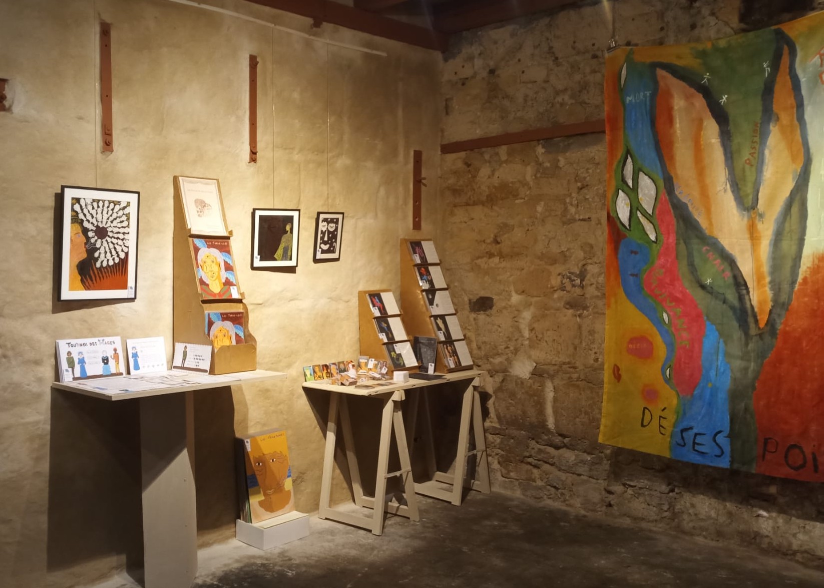 Vue de l'exposition de peintures et éditions artistiques au Musée Pluralium à Villers-Cotterêts (02600), près de la Cité internationale de la langue française
